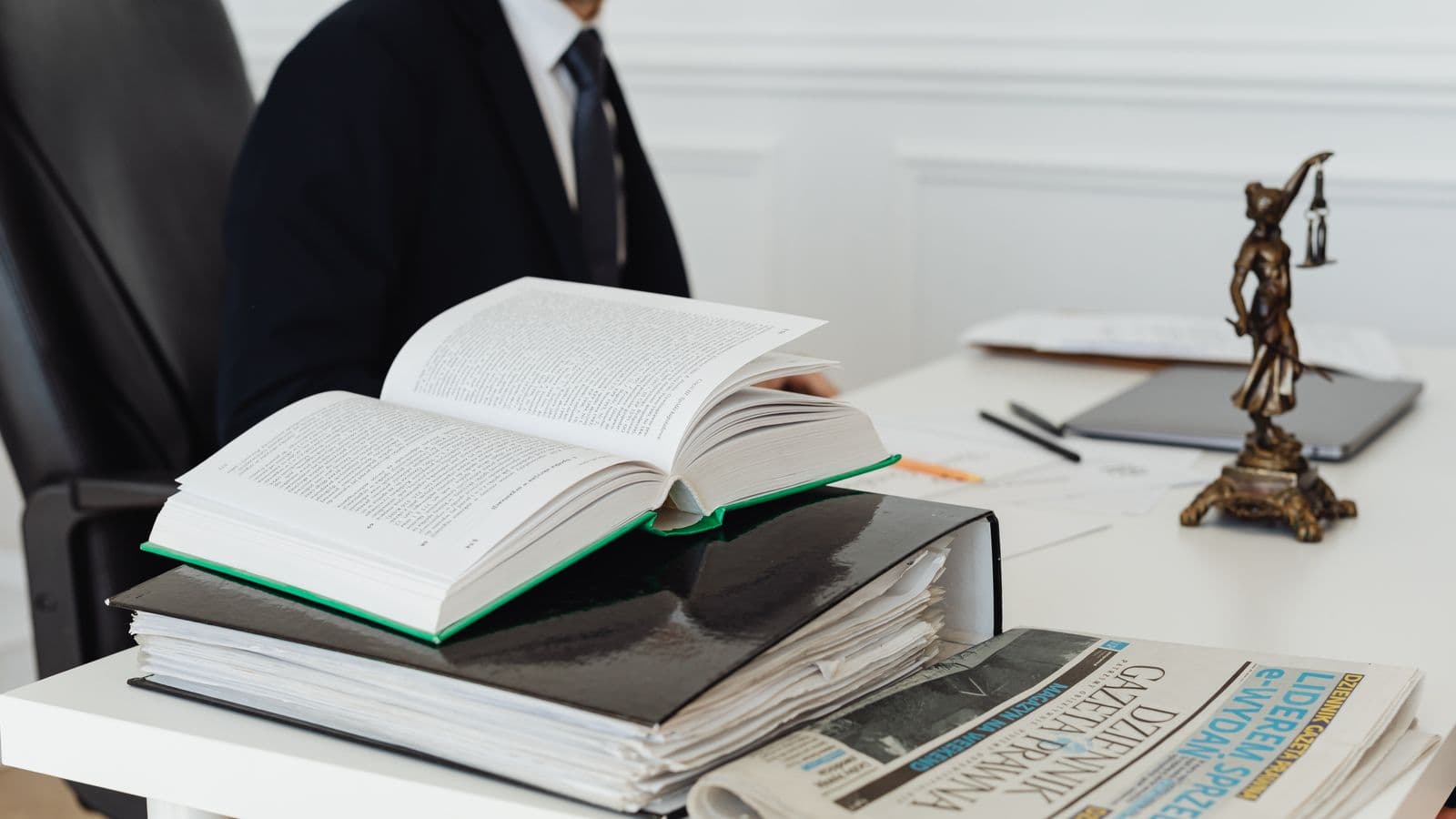 Documents juridiques et livres de droit sur un bureau, symbole de la réglementation applicable aux entreprises